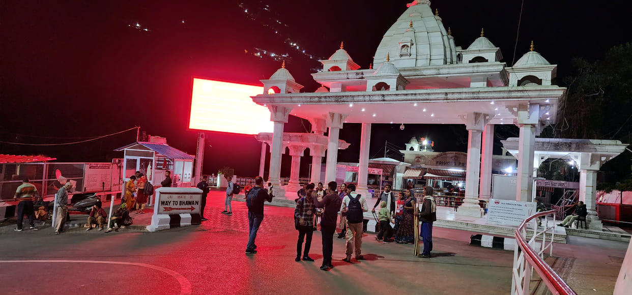 katra maa vaishno devi more than 20 thousand devotees bow their head on diwali 2022
