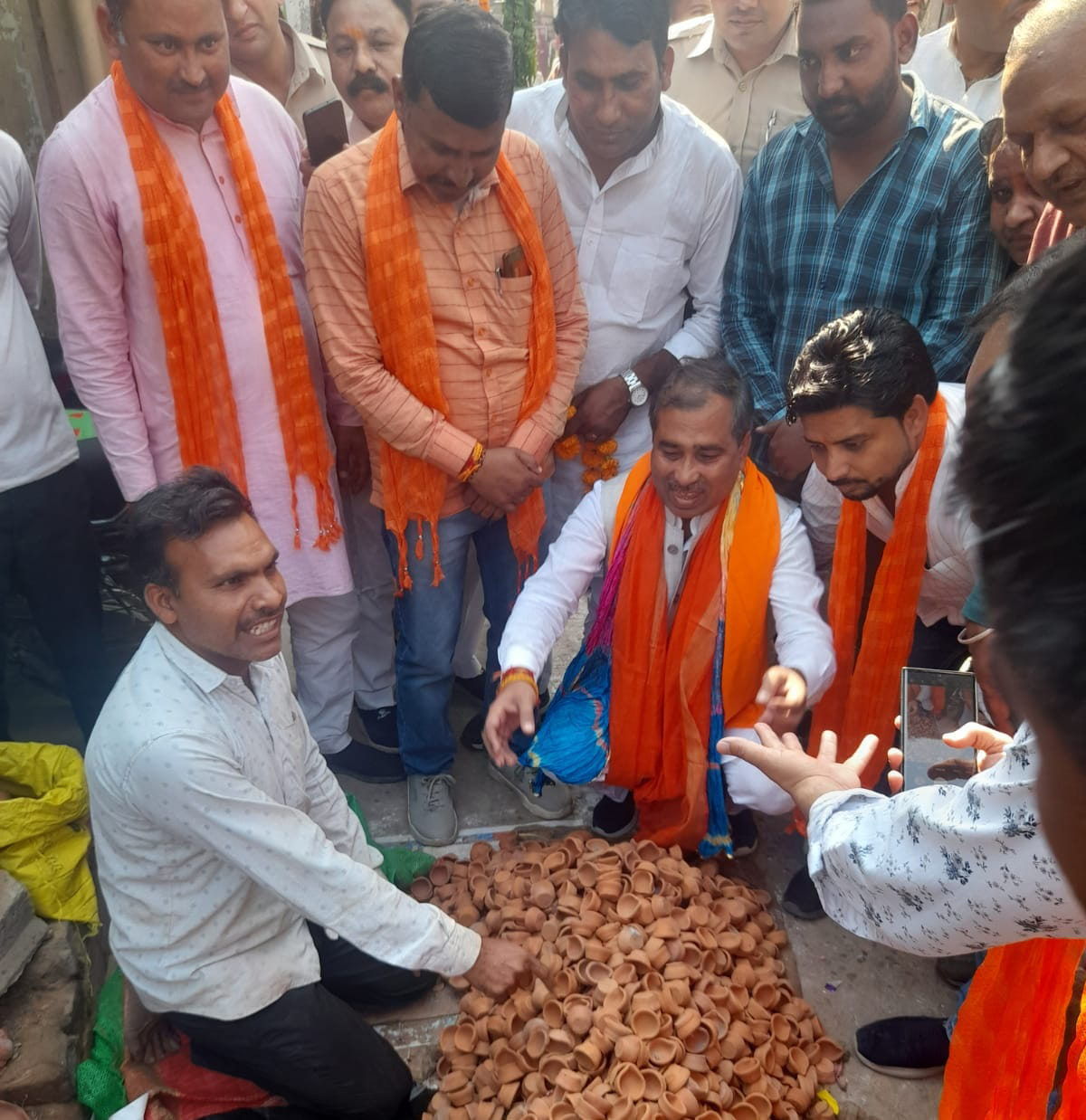 Minister of State greets traders on Diwali