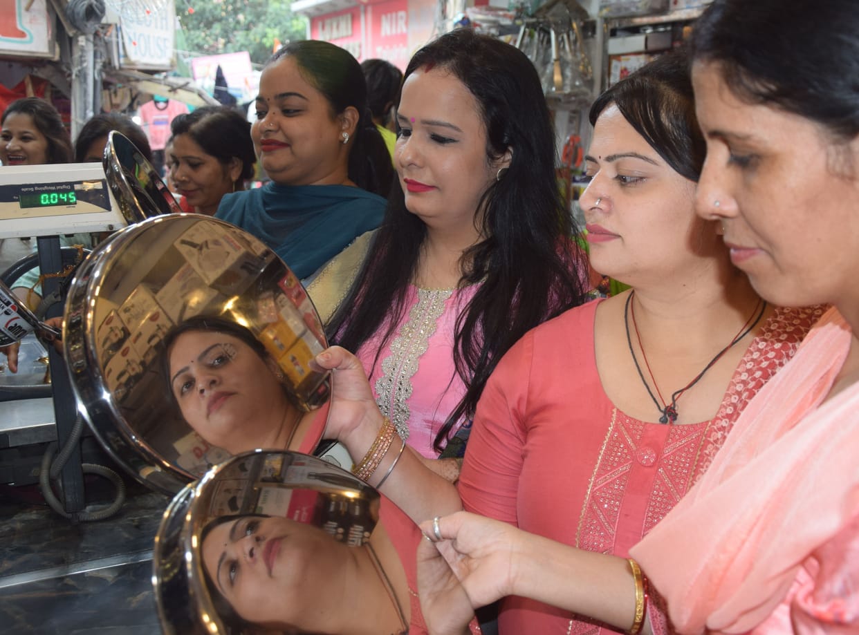 Dhanteras: On the second day also there was rain in the market