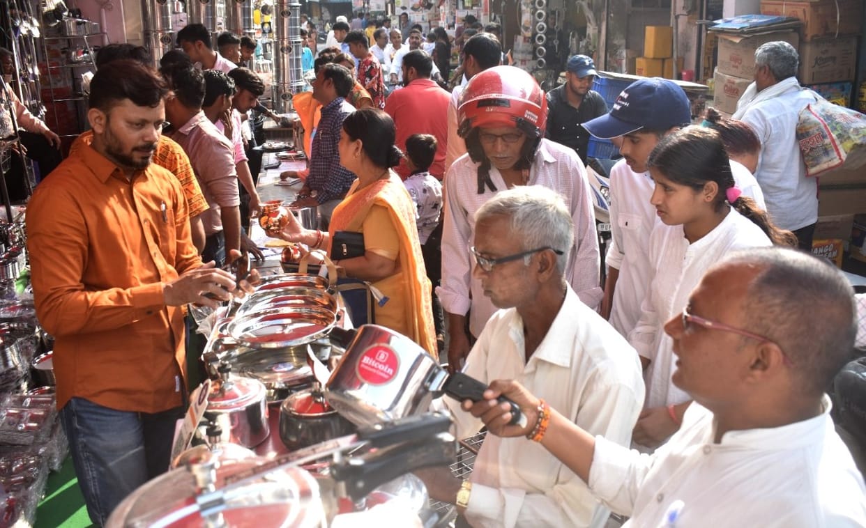 The market shines due to rain on Dhanteras, business of 300 crores