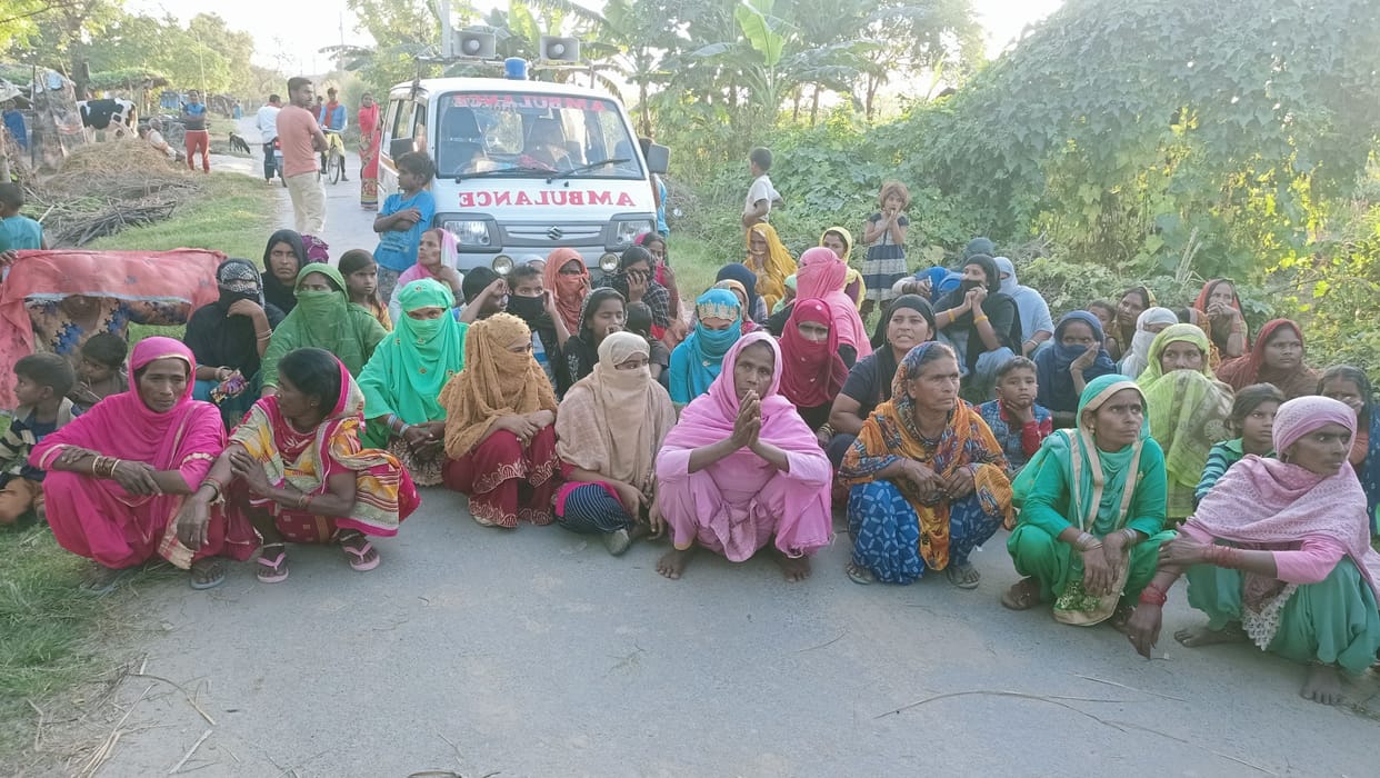 The relatives blocked the road by keeping the dead body