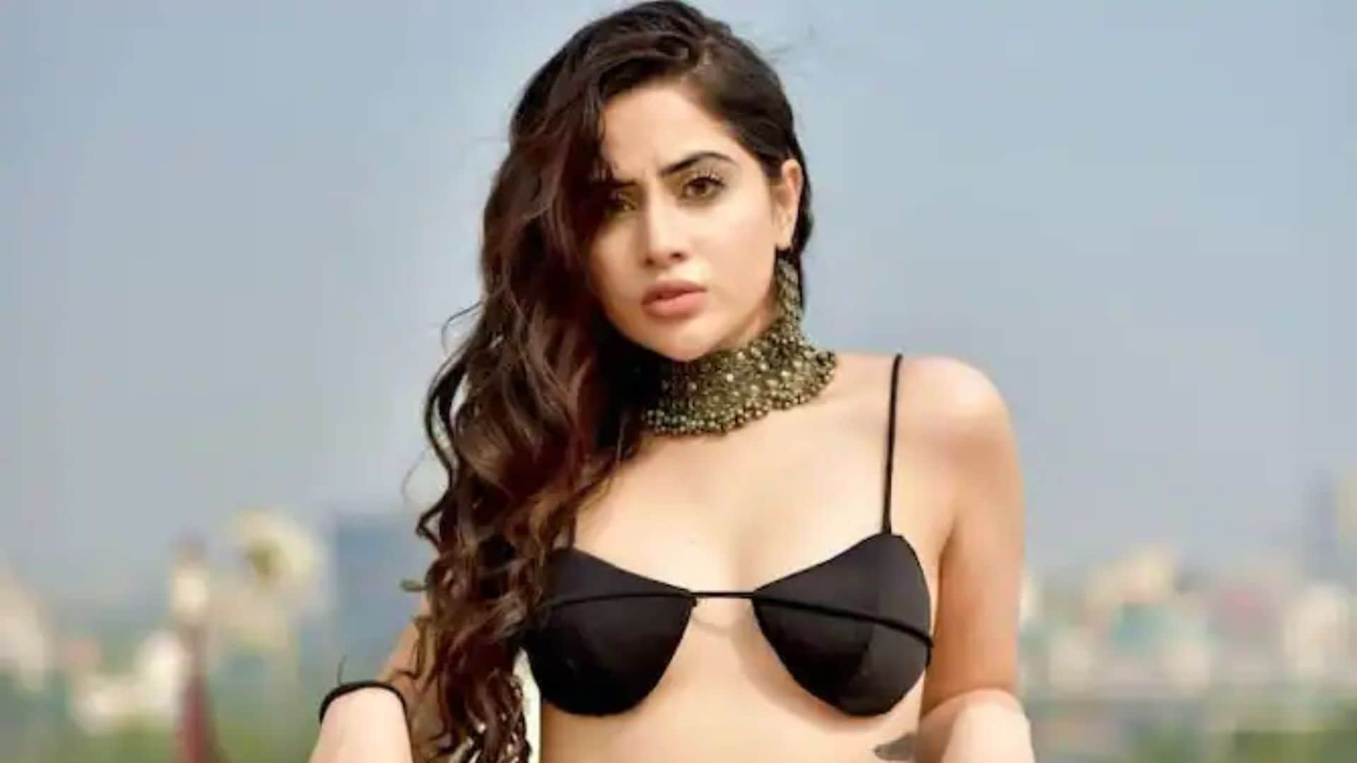 urfi javed cover her body by mobile phone latest video goes viral on social media
