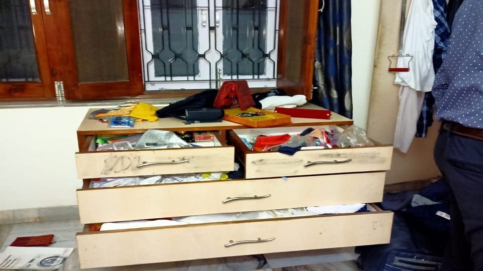 Doctors went to shop for Diwali stolen in house Agra Crime news