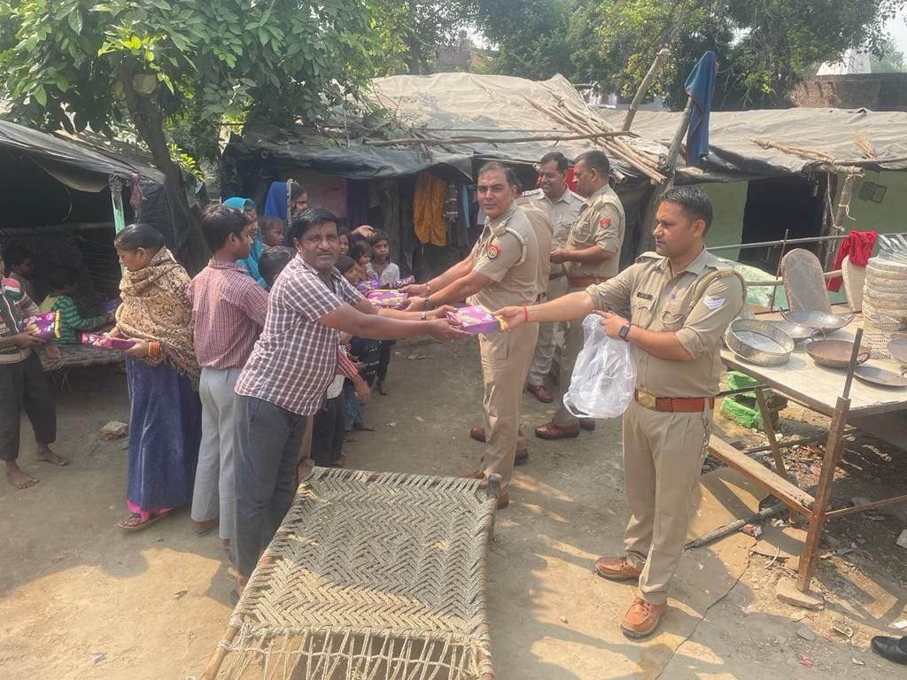 Aligarh: District police along with DIG-SSP shared happiness