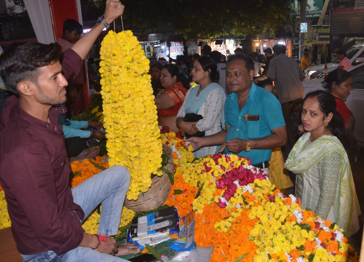 Aligarh: Demand for flowers increased, the price of Laxmiji's beloved lotus crossed 100