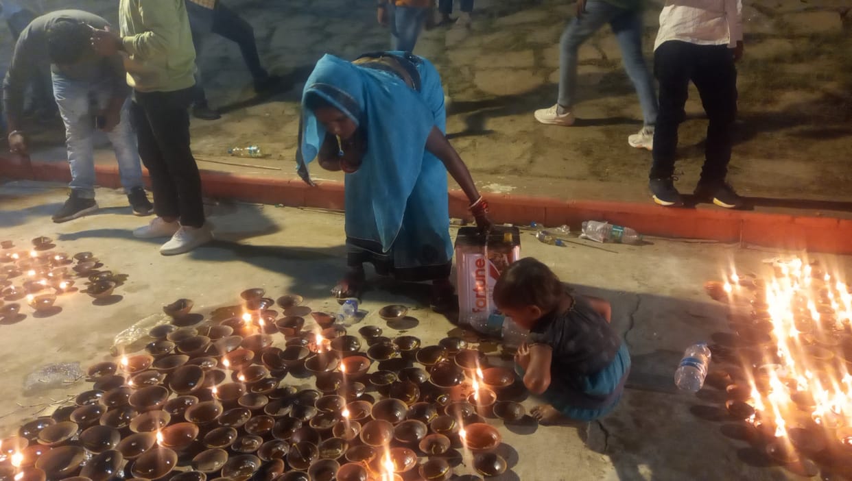 Ayodhya News : After Deepotsav, people gathered to loot oil on Ram's foot