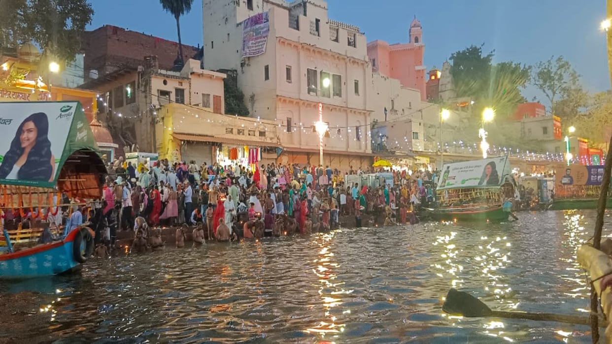 Crowd for lamp donation in Dharmanagari lakhs of devotees took a dip in Mandakini in Amavasya fair Chitrakoot