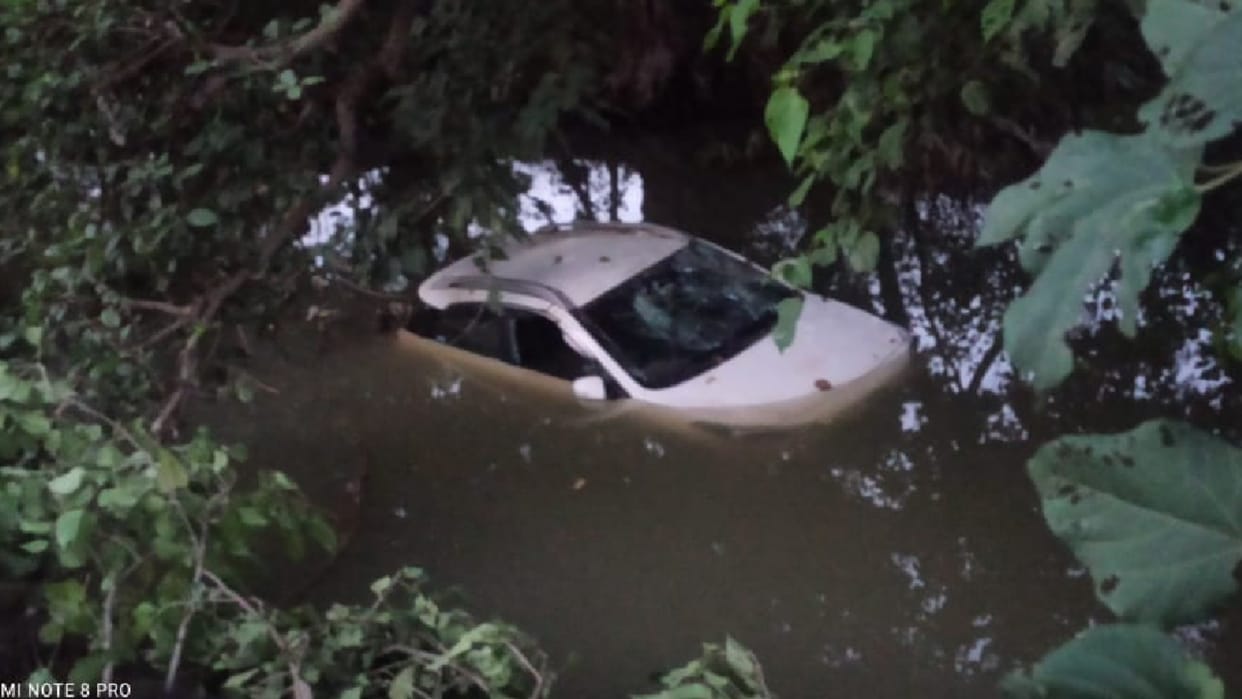 Uncontrolled car overturned in a pit police and villagers saved lives