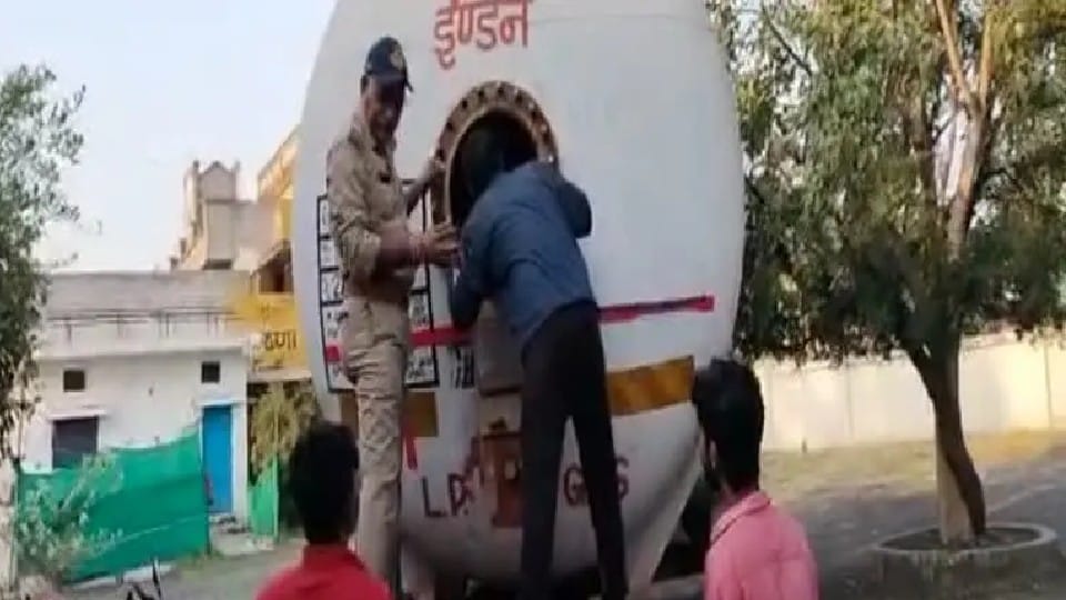 Illegal liquor worth 1.25 crore seized from gas container