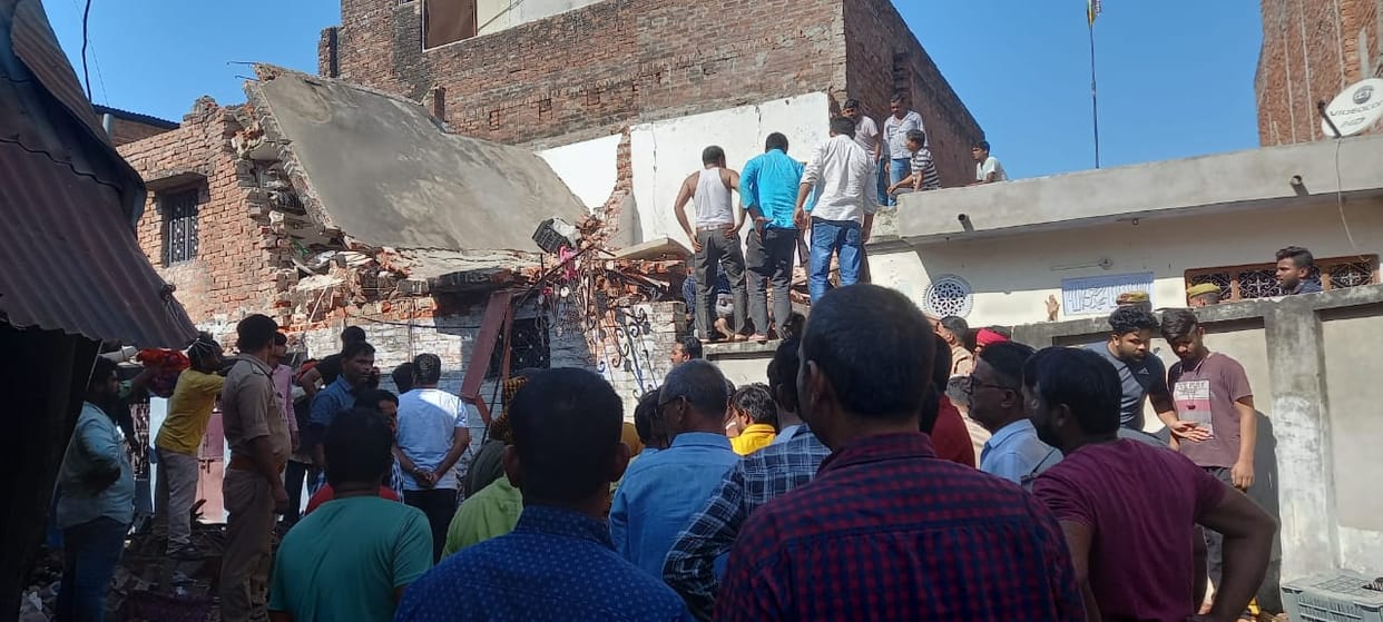Gonda News: The roof of the house exploded, the woman died, a young man serious