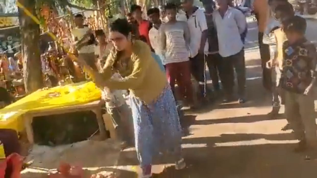 Lucknow News: An angry woman vandalized after setting up shop on the road, video viral