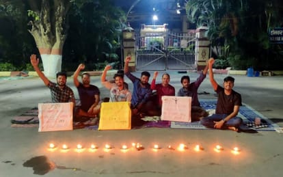 Protest in BHU Medical students sitting on dharna for 18 days said this Deepawali is for our right