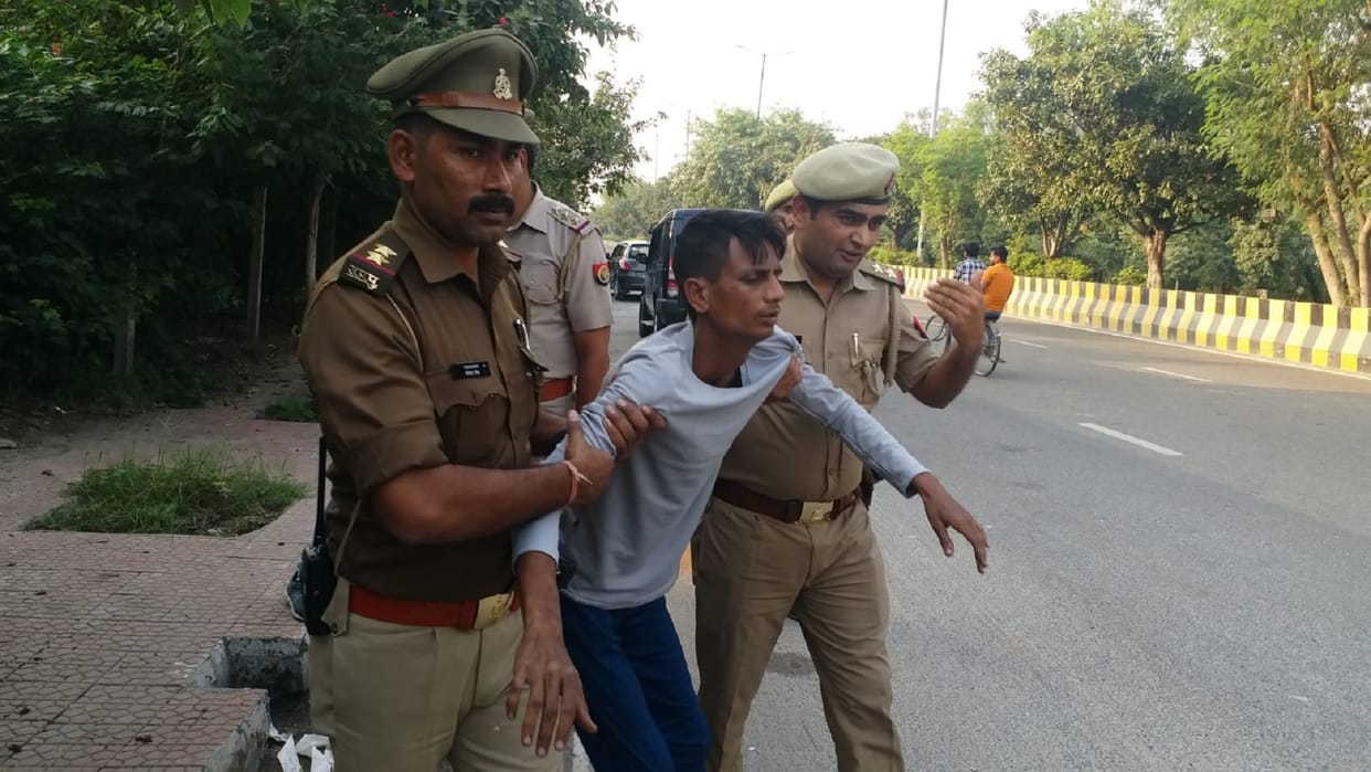 Noida Encounter between police and miscreants one injured another absconding