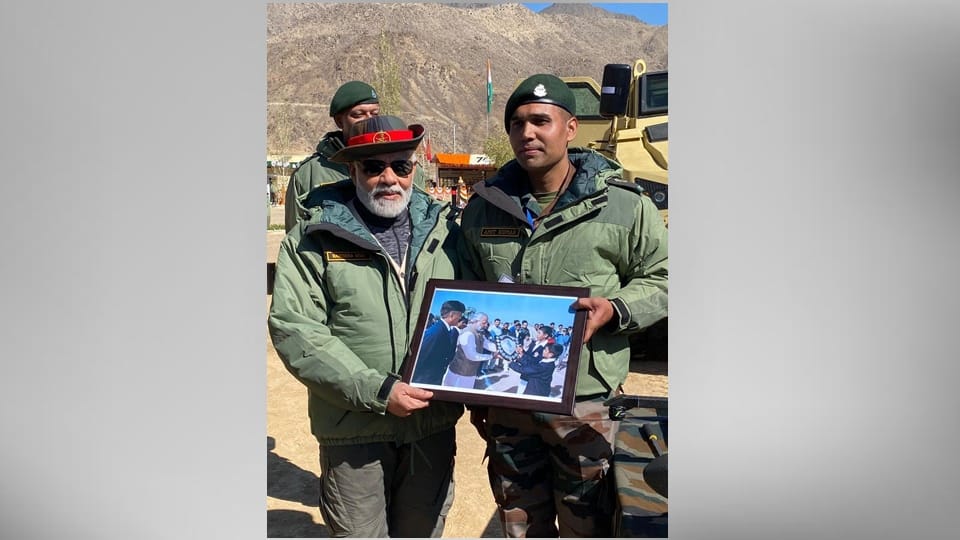 PM Modi in kargil emotional meeting with Army officer major amit after 21 years on diwali 2022