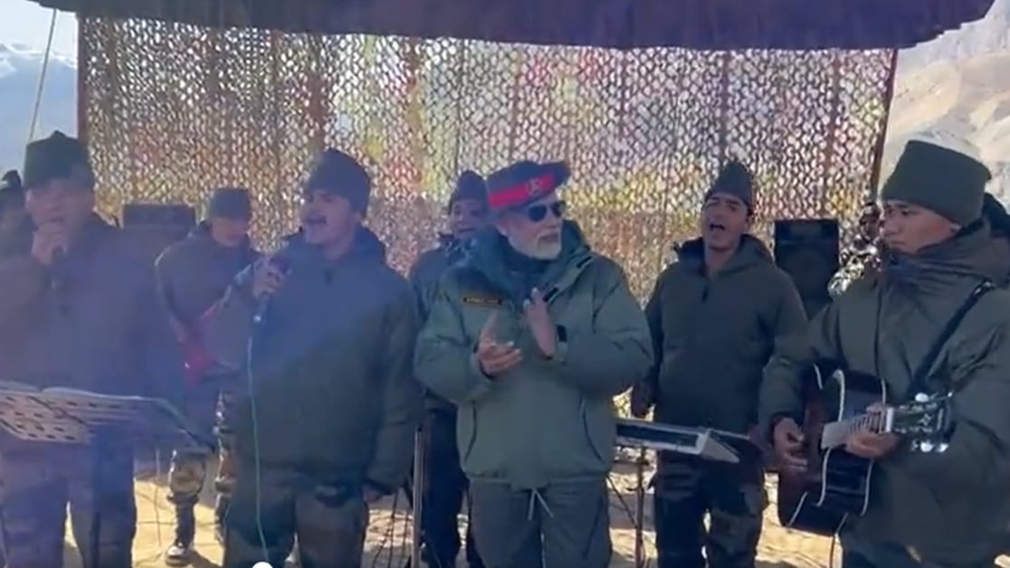 pm modi visit kargil on diwali 2022 photos addressed soldiers news in hindi