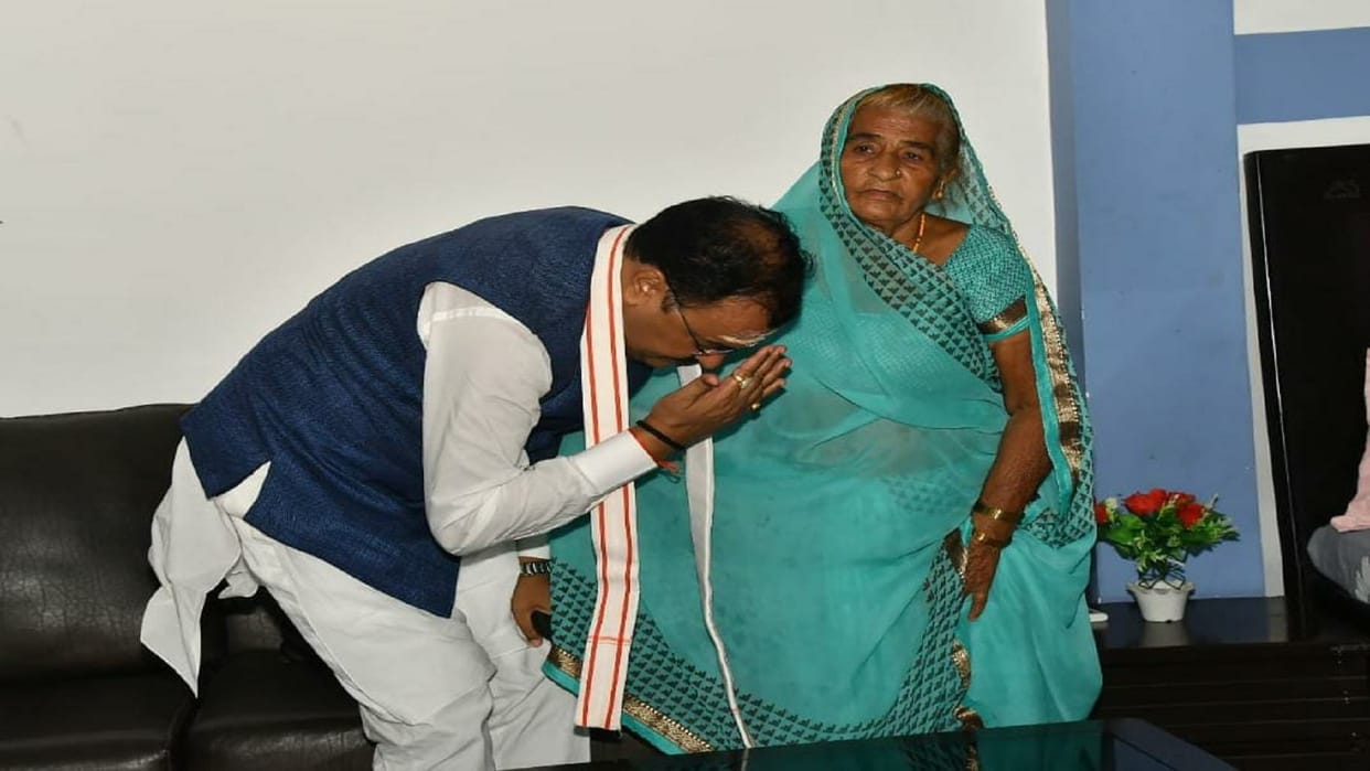 On Diwali, Deputy CM Keshav Prasad Maurya reached his house