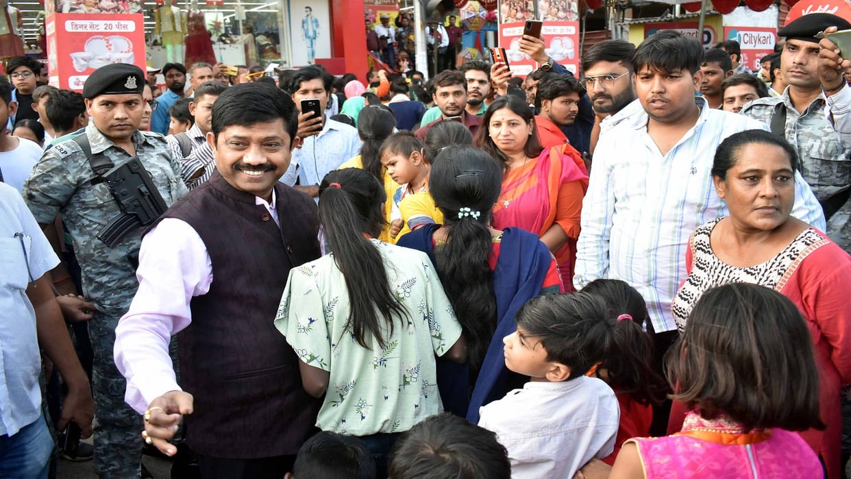 Cabinet minister Nandi got the poor done shopping, 600 women and children reached the shopping mall