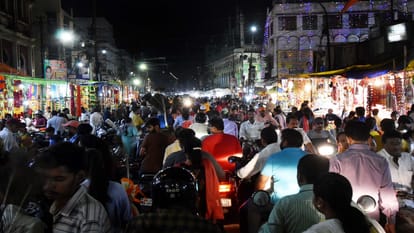 Sweets and firecrackers sold a lot on the day of Diwali, crowd had increased in the markets since morn