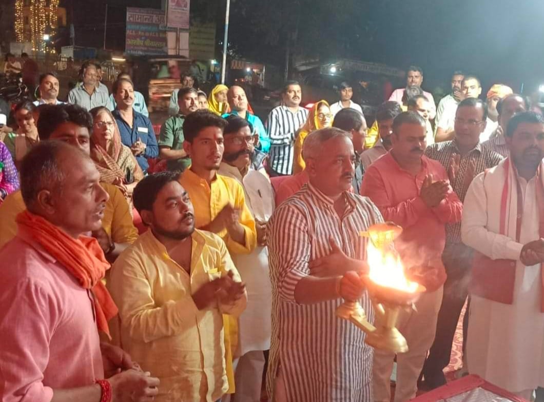 Money Deepawali with pomp, houses illuminated with diyas and fringes