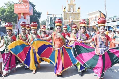 साकेत महाविद्यालय से निकली झांकी में शामिल भगवान के स्वरूप इस पल को मोबाइल में कैद करते लोग