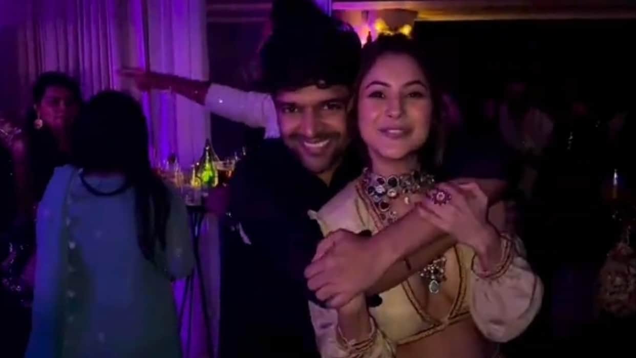 Shehnaaz Gill hit the floor with singer Guru Randhawa at the Diwali Party