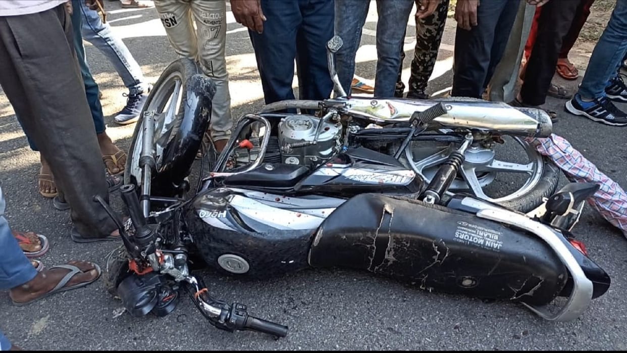 Uncontrolled truck collided with bike in Hardoi, death of uncle and niece