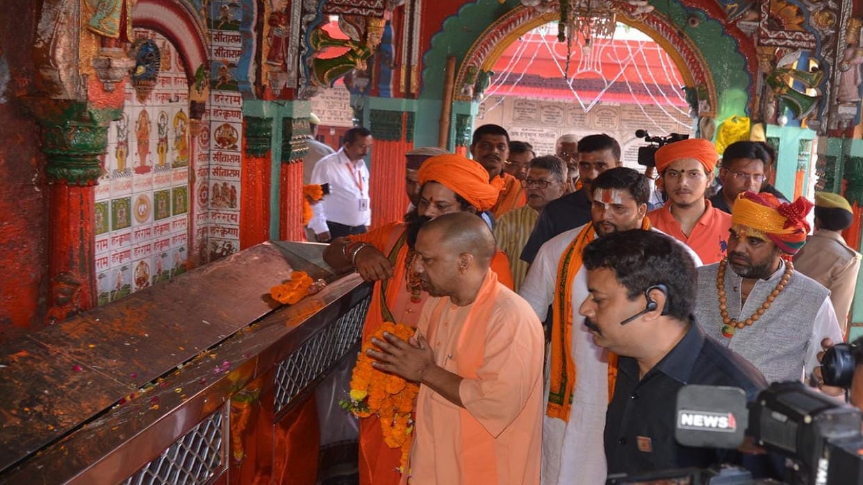CM Yogi Adityanath visited and worshiped at Hanumangarhi temple in Ayodhya