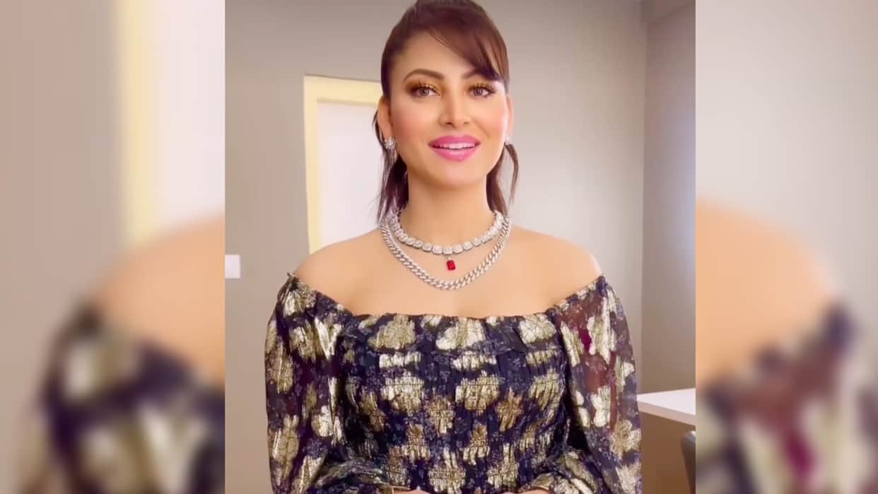 Urvashi Rautela Ind vs Pak 2022 Videos Goes Viral Users Claim Actress Chain look Similar to  Rishabh Pant