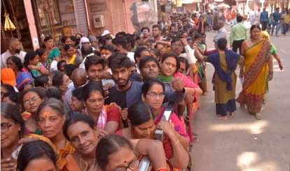 मां अन्नपूर्णा मंदिर के बाहर लगी लंबी कतार