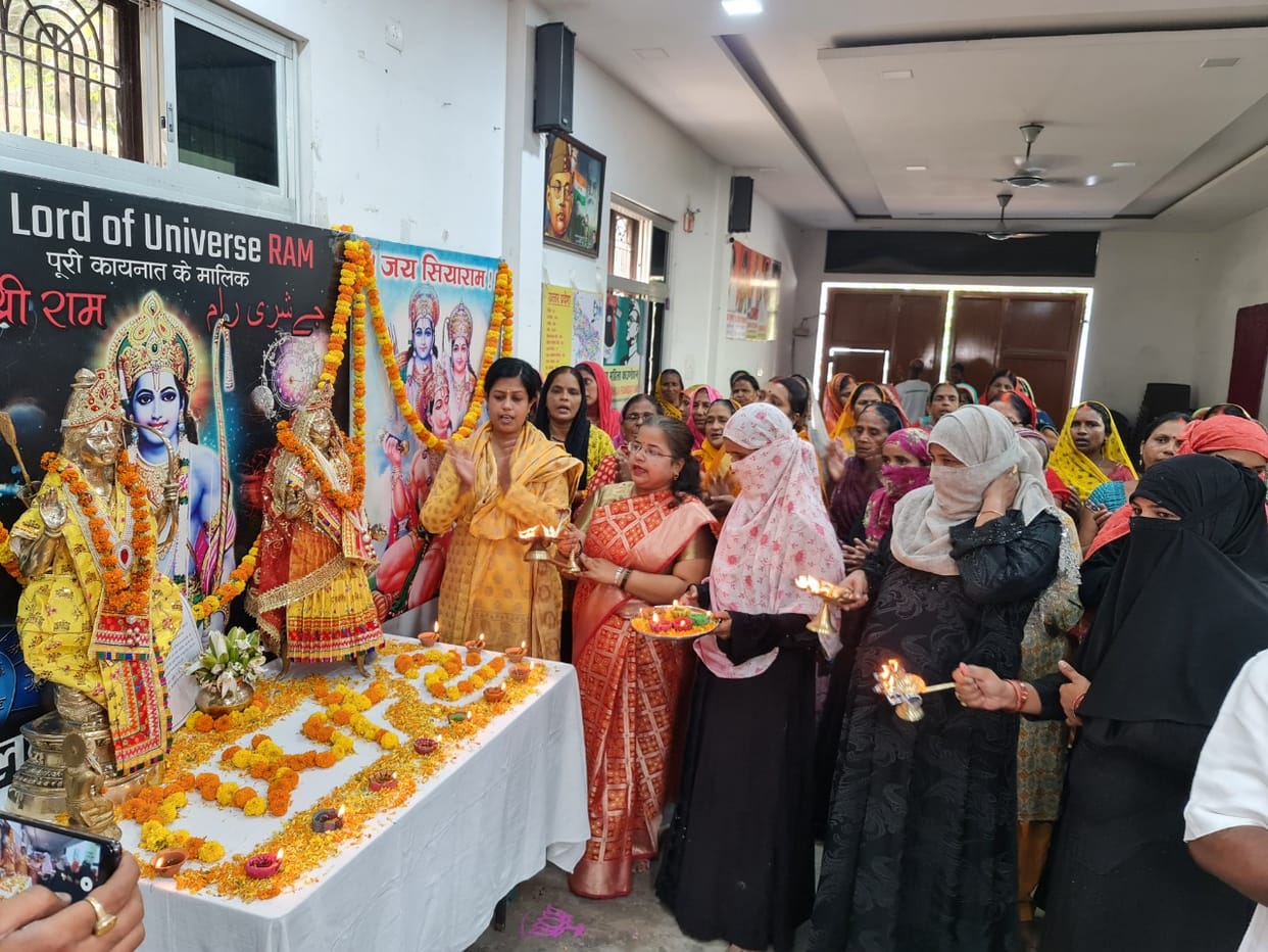 Diwali 2022 Muslim women performed aarti of Shri Ram in Varanasi shared happiness of Diwali
