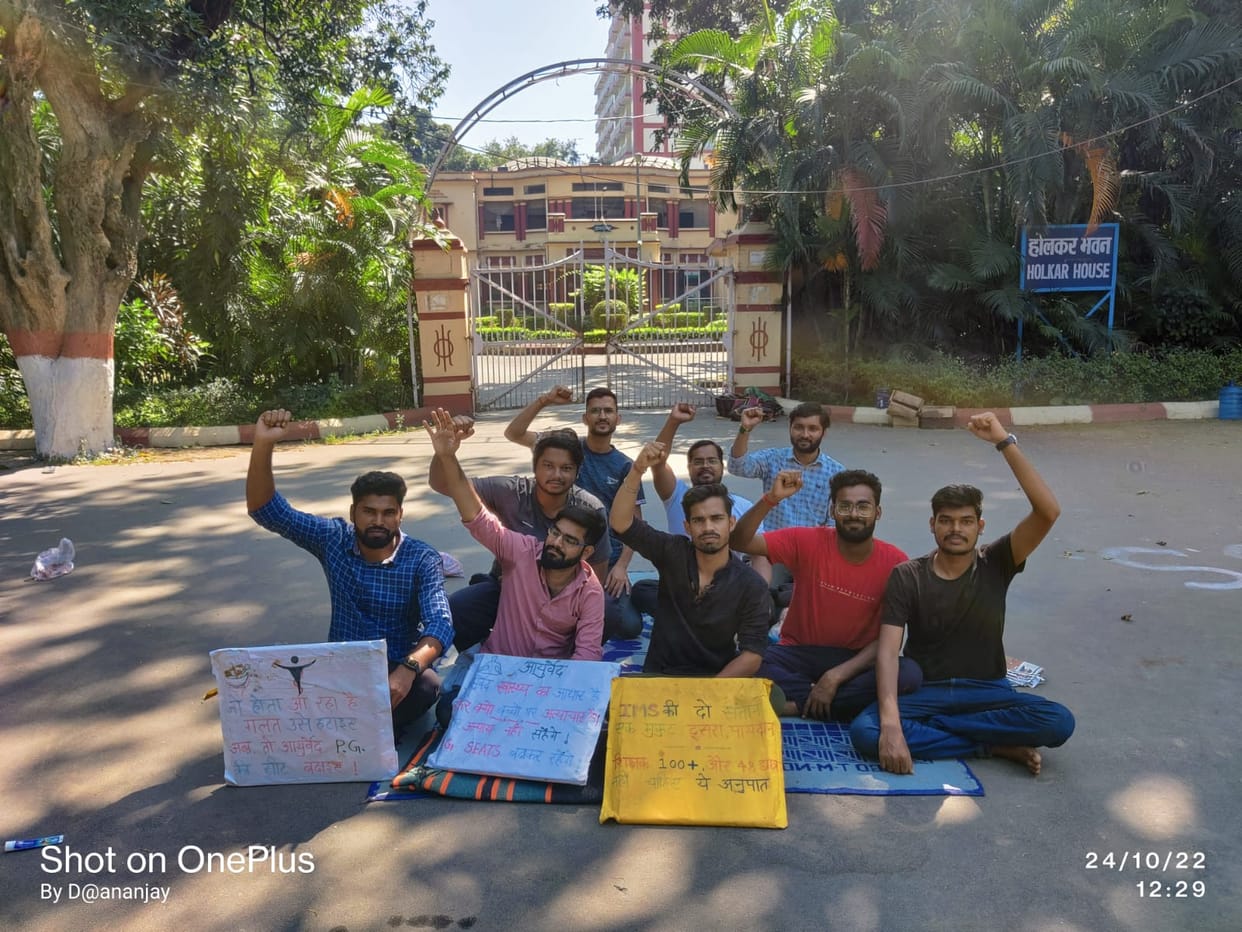 Protest in BHU Medical students sitting on dharna for 18 days said this Deepawali is for our right