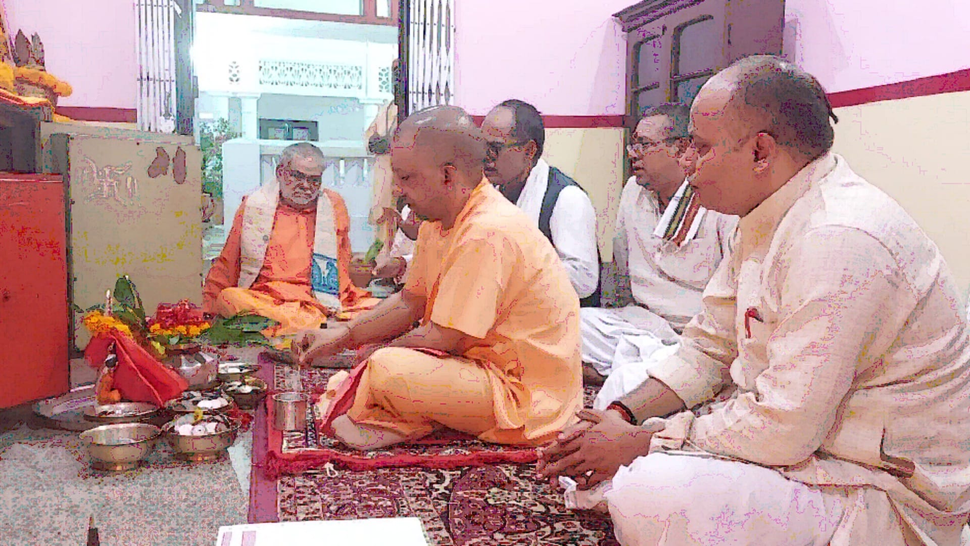 Chief Minister Yogi Adityanath offered prayers at Gorakhnath temple in auspicious time