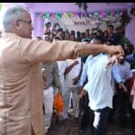 दिवाली पर गौरा-गौरी पूजनन के बाद मुख्यमंत्री भूपेश बघेल ने हाथ पर सोटे की मार सही।