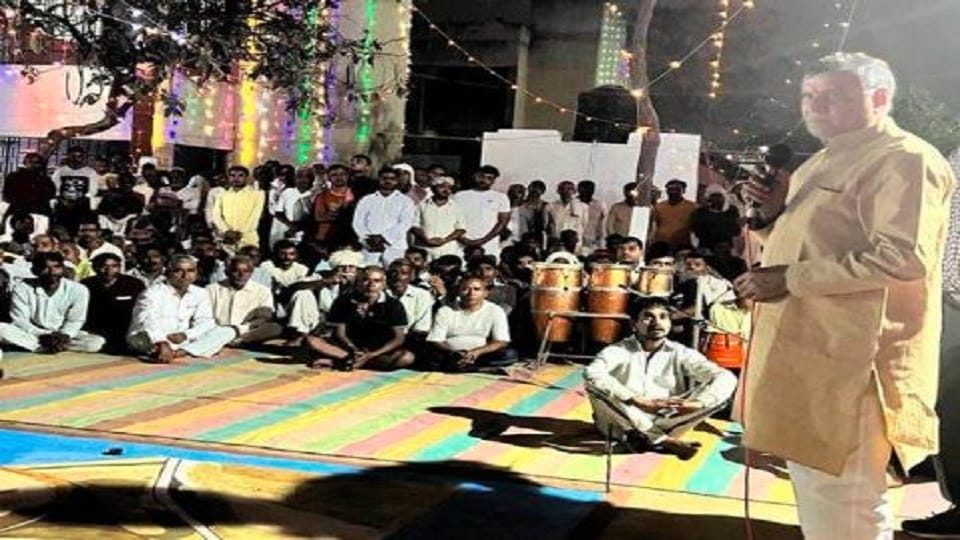 Minister Dharamveer Prajapati Celebrated diwali 2022 with prisoners in Central Jail Agra