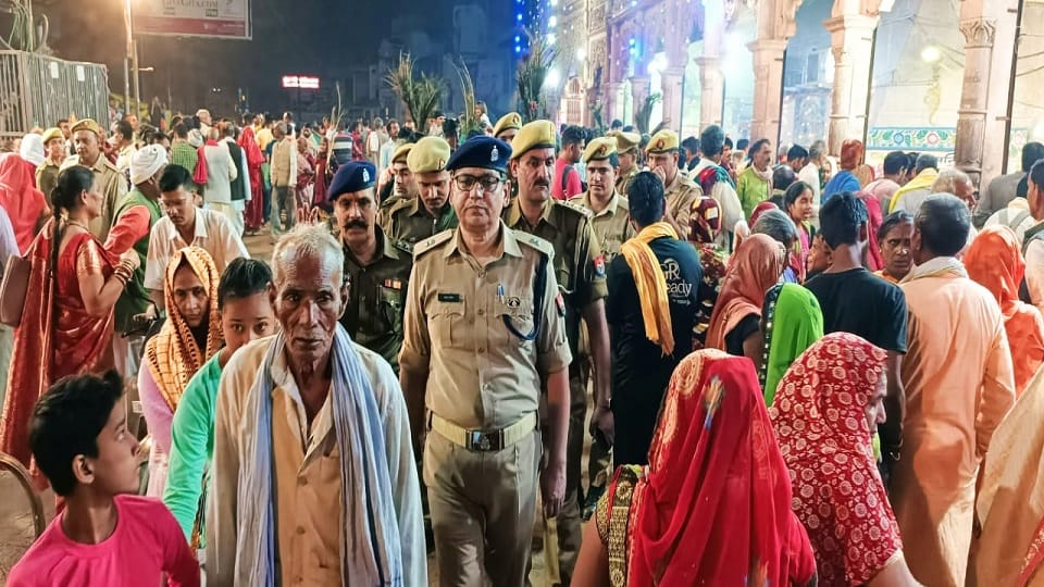 Giriraj Darshan huge crowd on Diwali in govardhan mathura