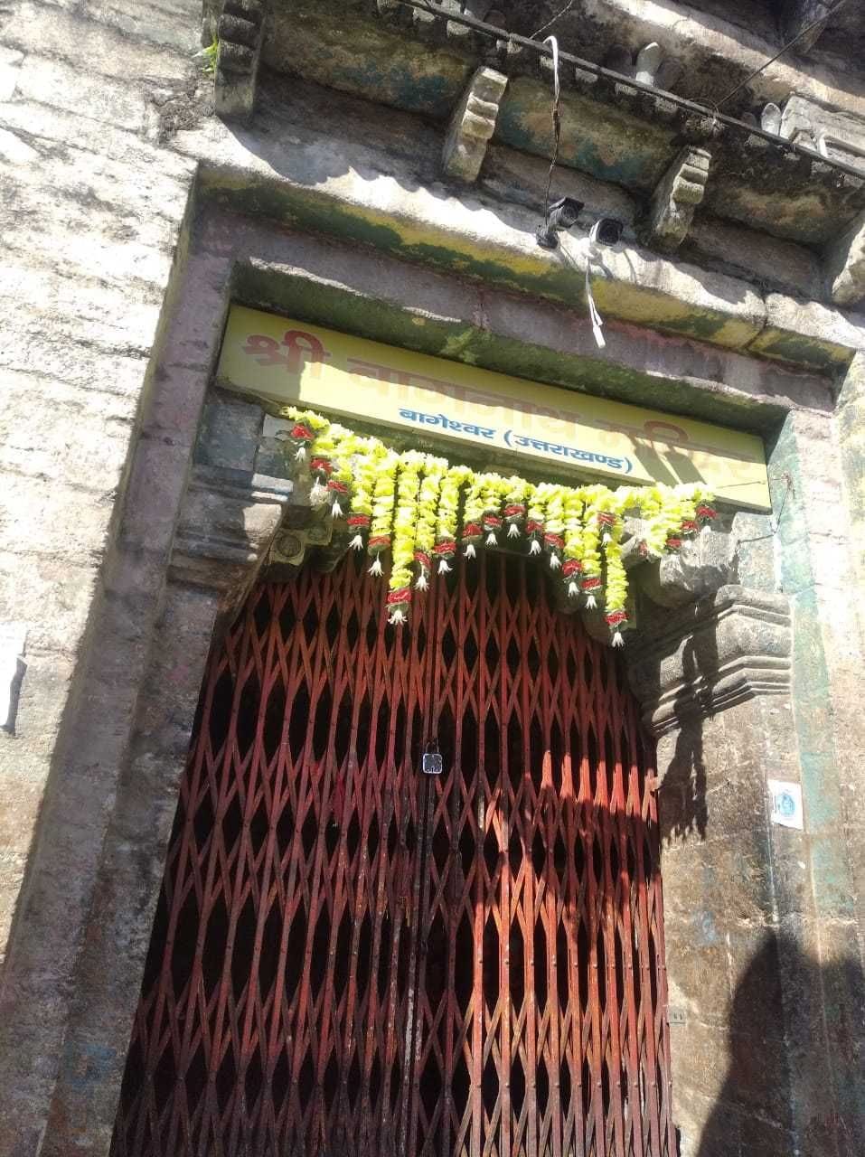 The doors of the temples remained closed during the solar eclipse, after the eclipse was removed, the aarti took place