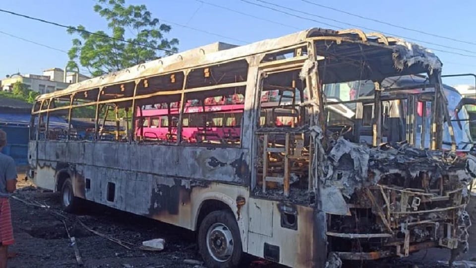 Jharkhand Bus Accident in Ranchi Driver and Conductor Burnt Alive Bus fire News in Hindi, Khadgada bus stand