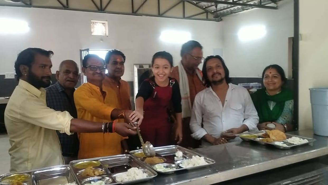 TV and film artist Mahi Soni reached Chhatarpur from Mumbai tasted delicious food in Chacha ki Rasoi
