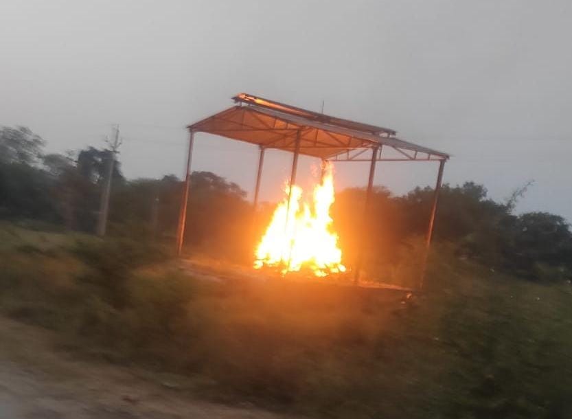last rites of the three dead bodies reached Devran entire village became a police camp