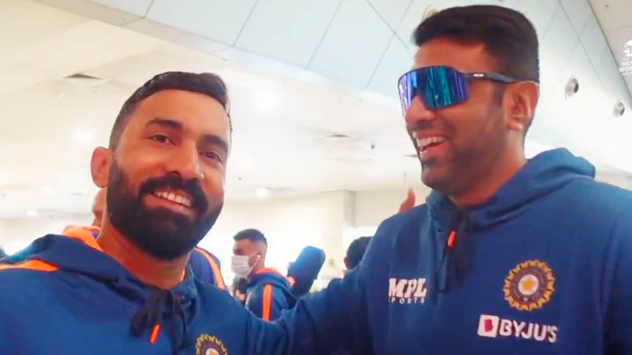 T20 WC 2022: Team India reached Sydney, Dinesh Karthik says Ashwin thank you, gets funny answer; Video