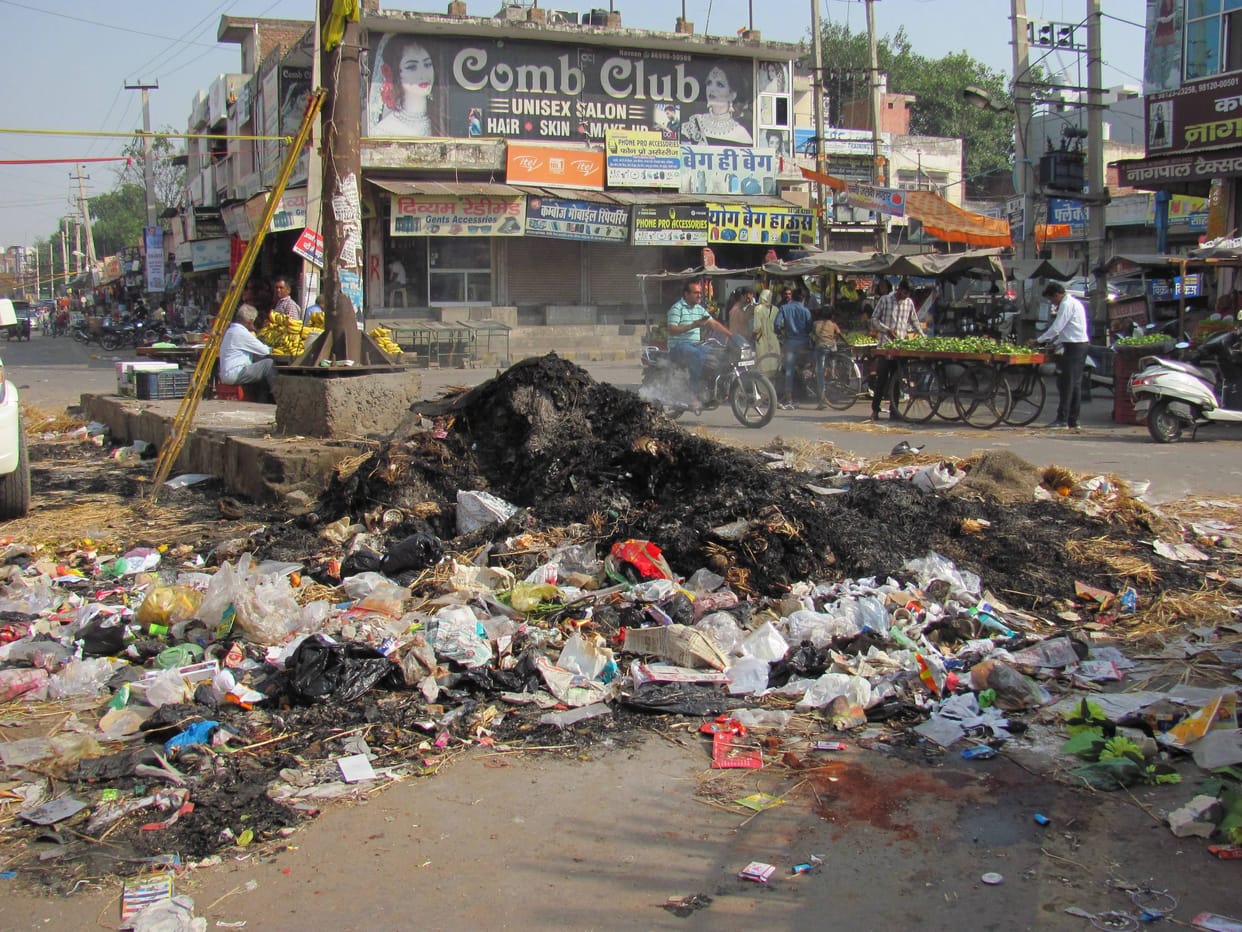 300 tonnes of garbage collected in city, people set fire to dumping point