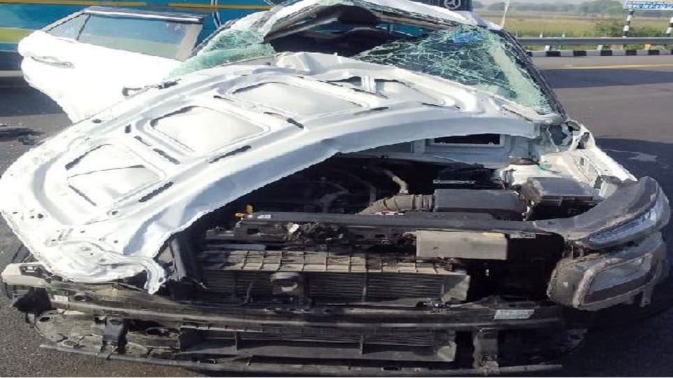 Car collided with divider on Lucknow-Agra Expressway two killed in Firozabad