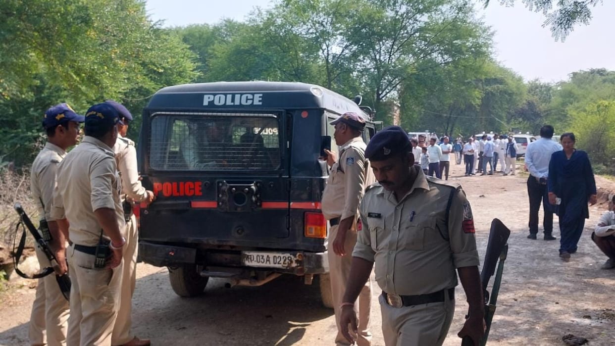 Husband wife and son were shot dead in Damoh there was a dispute over the matter of seeing the woman