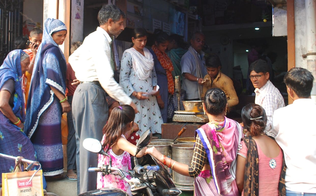 Hathras: Tomorrow will celebrate Bhai Dooj, trains and buses will be crowded