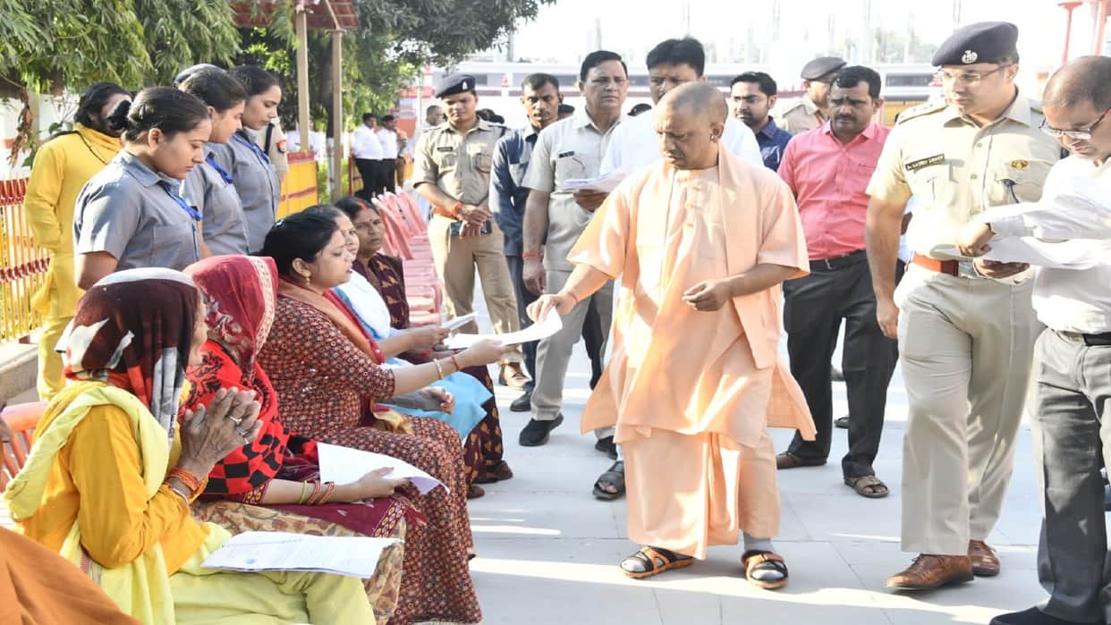 Chief Minister Yogi Adityanath listened to complaint in Janta Darbar