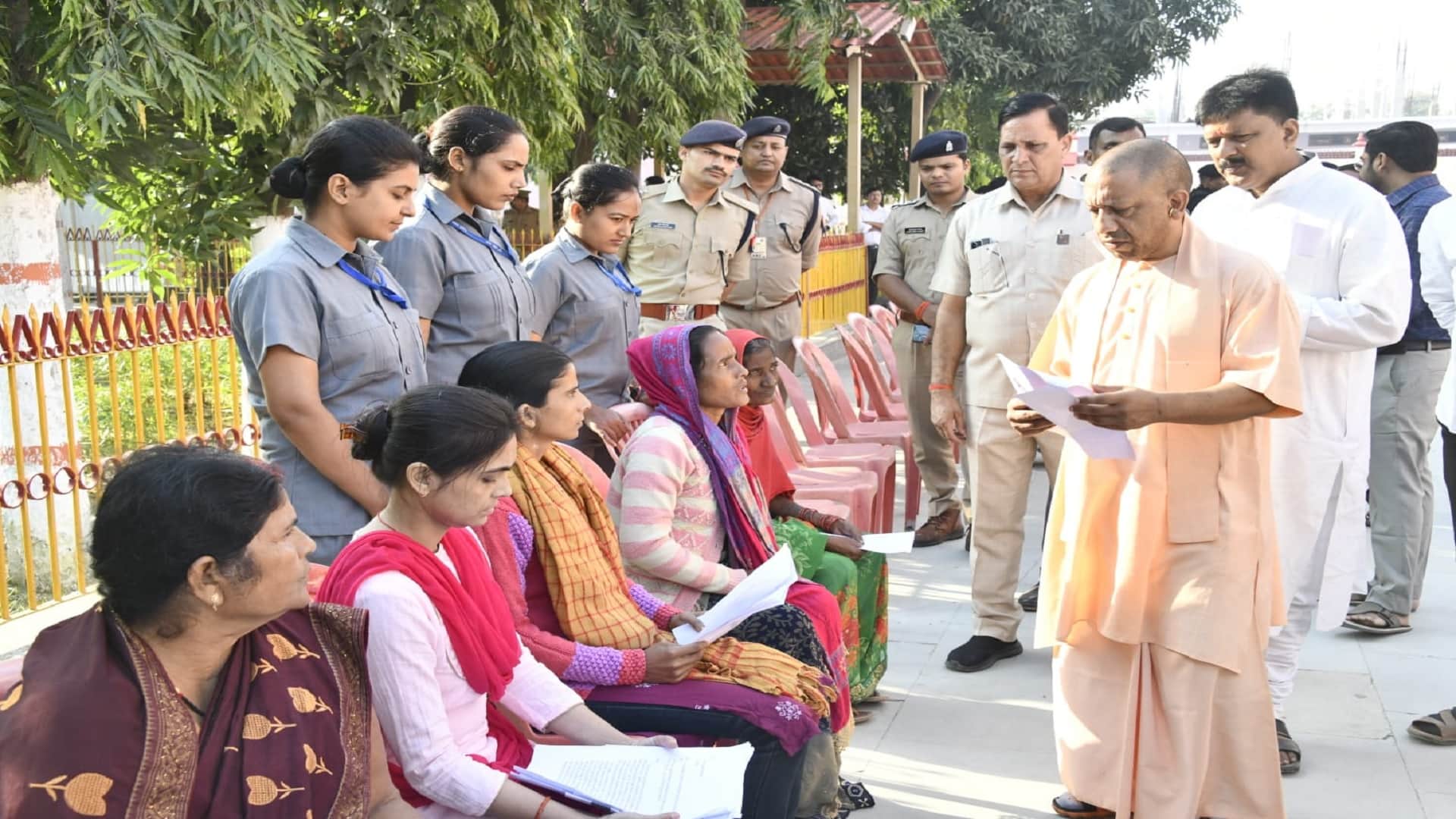 Chief Minister Yogi Adityanath listened to complaint in Janta Darbar
