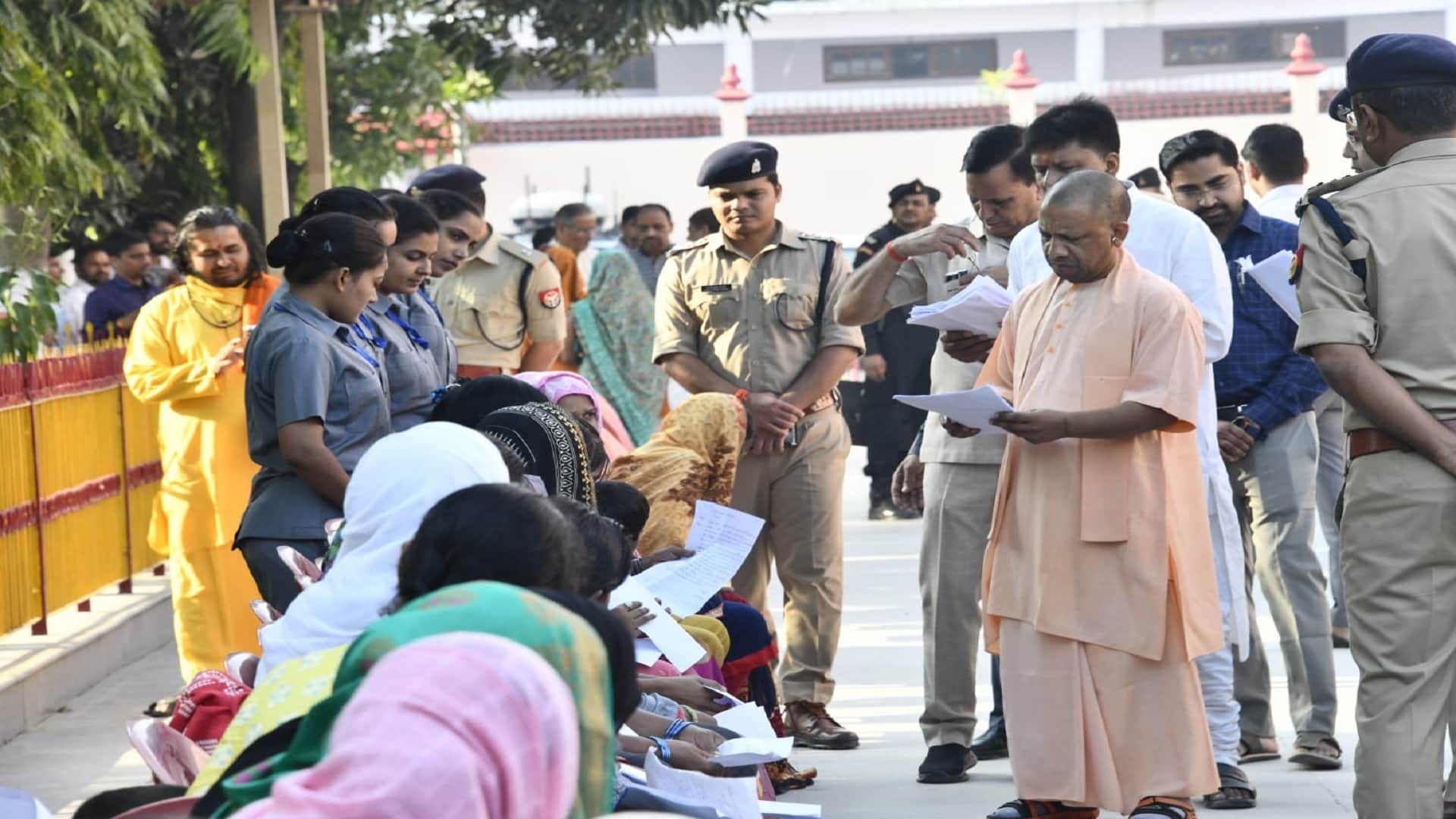 Chief Minister Yogi Adityanath listened to complaint in Janta Darbar