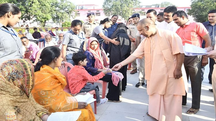 Chief Minister Yogi Adityanath Listened To Complaint In Janta Darbar - Amar  Ujala Hindi News Live - Janta Darbar:सीएम योगी ने जनता दरबार में सुनी  फरियाद, बोले- जनता की सेवा में समर्पित