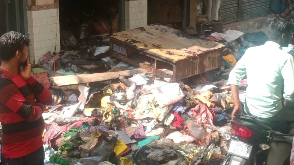 goods worth of many lakhs burnt down due to Fire broke out in readymade clothes shop in jaunpur