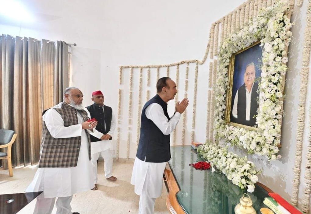 Mulayam Singh Yadav, Ghulam Nabi Azad paid tribute to Netaji